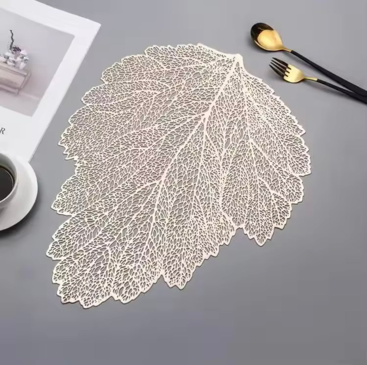 Leaf-Shaped Hollow Table Placemat – Non-Slip PVC Heat-Resistant Pad for Dining, Coffee Tables, Restaurants, and Western Food Serving Trays
